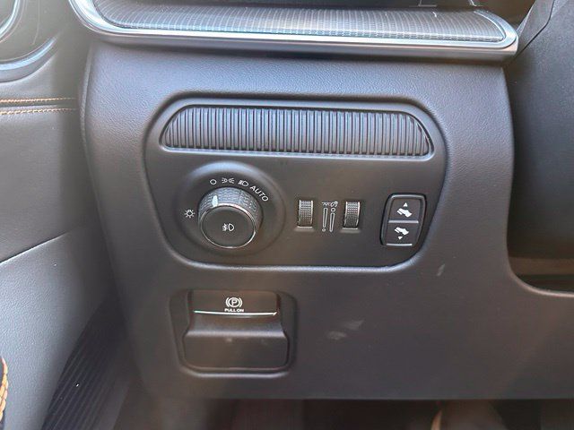 Used 2025 Jeep Grand Wagoneer Series III w/ Rear Seat Video Group 1 AWD/4WD image 18