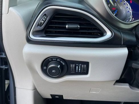 Used 2021 Chrysler Pacifica Touring-L FWD image 24