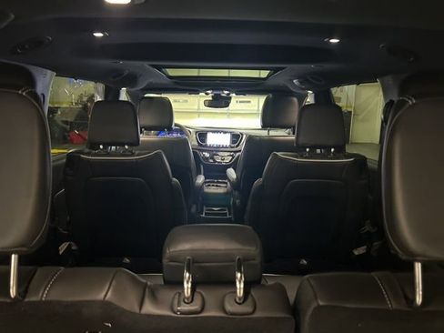 Used 2025 Chrysler Pacifica Limited image 36
