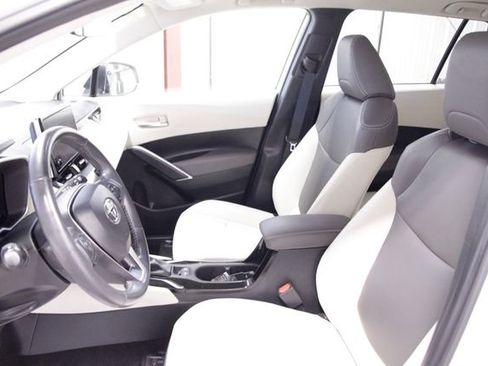 Used 2023 Toyota Corolla Cross XLE image 13