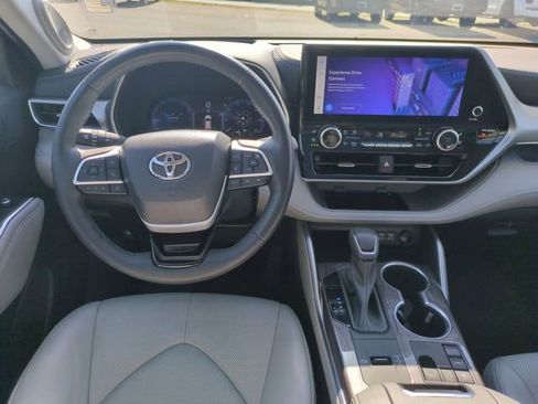 Used 2023 Toyota Highlander Platinum FWD image 30
