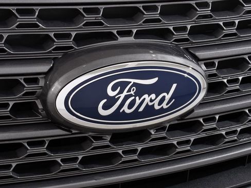 Used 2023 Ford Explorer XLT w/ Equipment Group 202A image 22