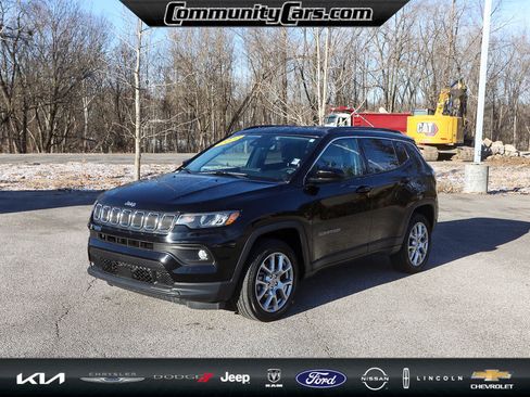 Used 2022 Jeep Compass Latitude image 2