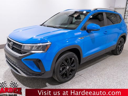Used 2023 Volkswagen Taos SE w/ Panoramic Sunroof Package FWD image 2