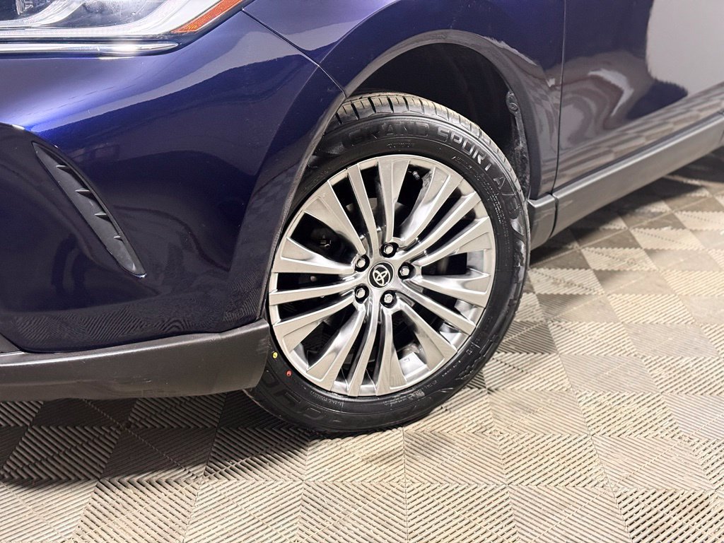 Used 2024 Toyota Venza XLE AWD/4WD image 2
