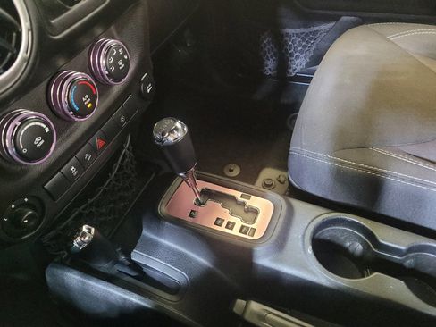 Used 2014 Jeep Wrangler Unlimited Rubicon w/ Connectivity Group AWD/4WD image 26