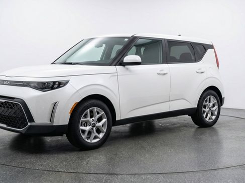 Used 2025 Kia Soul LX w/ LX Technology Package image 3