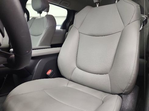 Used 2025 Toyota Sienna XLE FWD image 41