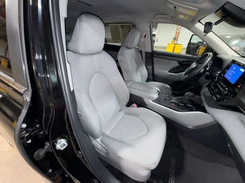 Used 2024 Toyota Highlander LE AWD/4WD image 16