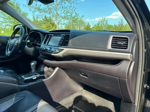 Used 2017 Toyota Highlander SE AWD/4WD image 12
