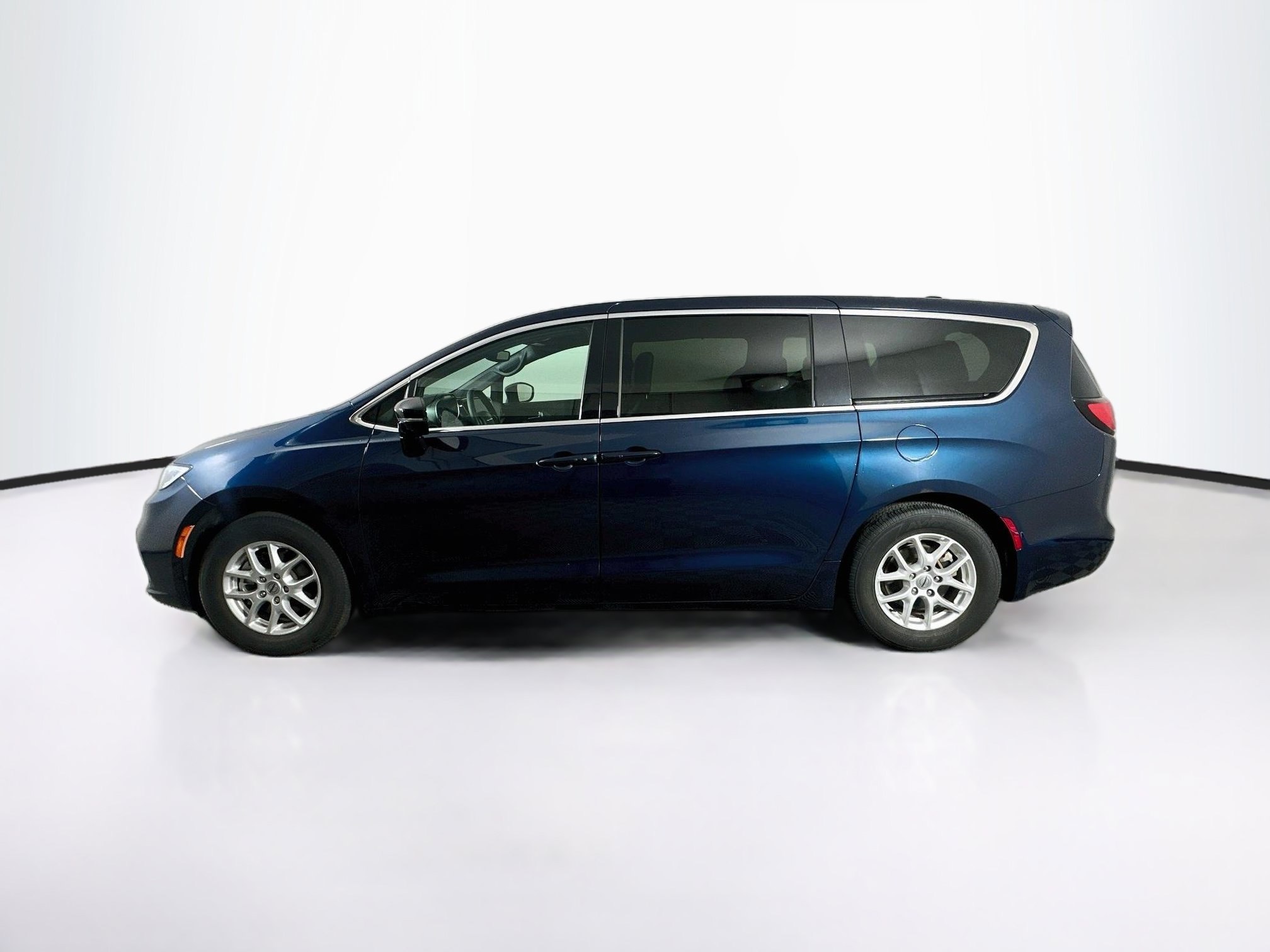 Used 2025 Chrysler Pacifica Select FWD image 4