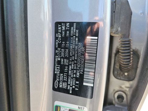 Used 2025 Hyundai Elantra Limited FWD image 30