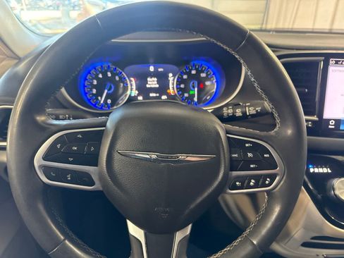 Used 2022 Chrysler Pacifica Touring-L FWD image 23