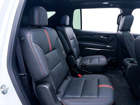 Used 2024 Chevrolet Traverse RS w/ LPO, Floor Liner Package image 38