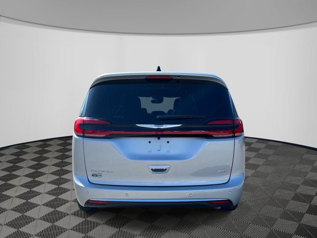 Used 2026 Chrysler Pacifica Select AWD/4WD image 4