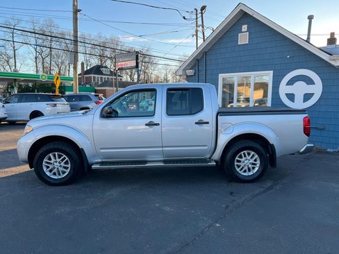 Used 2016 Nissan Frontier SV image 3