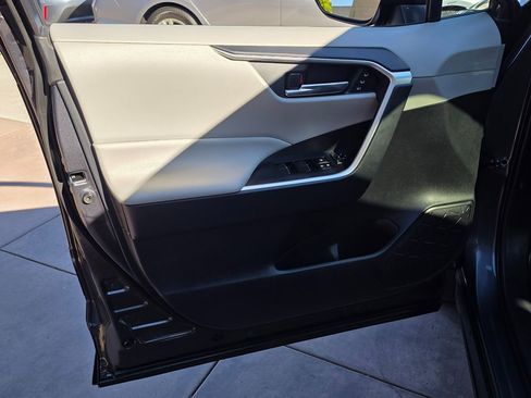 Used 2020 Toyota RAV4 XLE Premium image 28