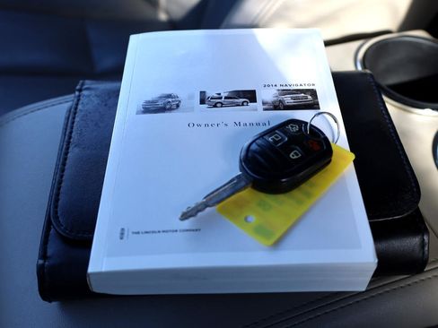 Used 2014 Lincoln Navigator 2WD image 11