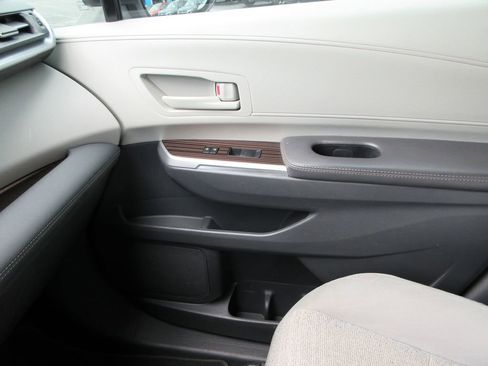 Used 2022 Toyota Sienna LE FWD image 32