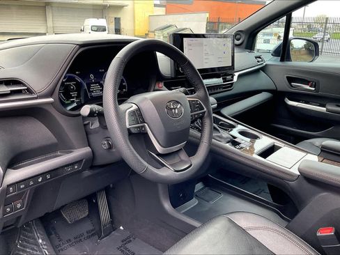 Used 2025 Toyota Sienna Platinum image 17