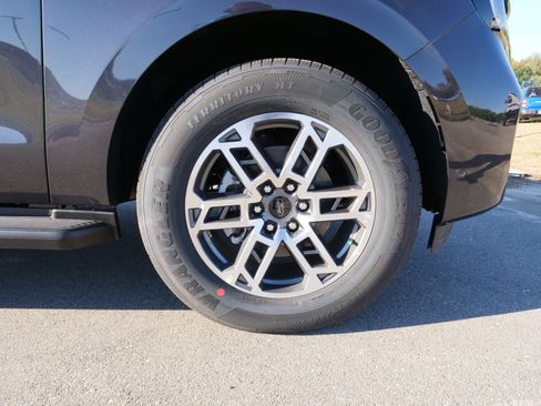 New 2025 Ford Expedition Active image 10