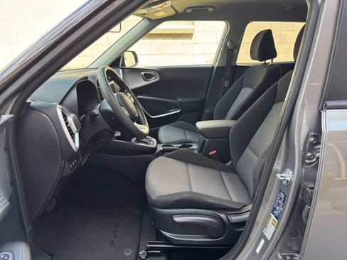 Used 2025 Kia Soul LX w/ LX Technology Package FWD image 24