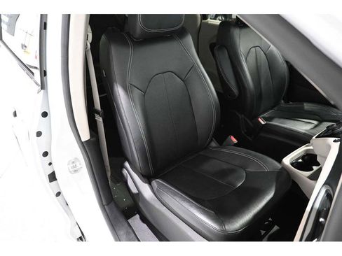 Used 2022 Chrysler Pacifica Touring-L FWD image 16