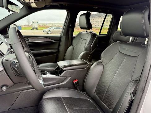 Used 2023 Jeep Grand Cherokee Overland w/ Luxury Tech Group IV image 10