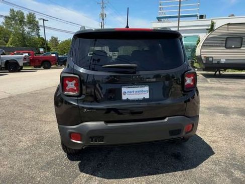 Used 2018 Jeep Renegade Altitude AWD/4WD image 7