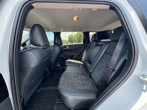 Used 2024 Mitsubishi Outlander FWD image 12