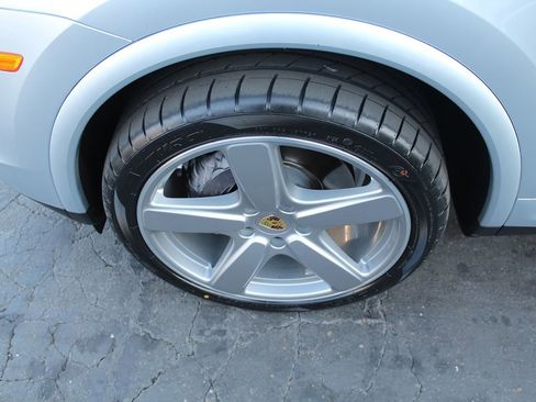 Used 2018 Porsche Cayenne Platinum Edition image 11