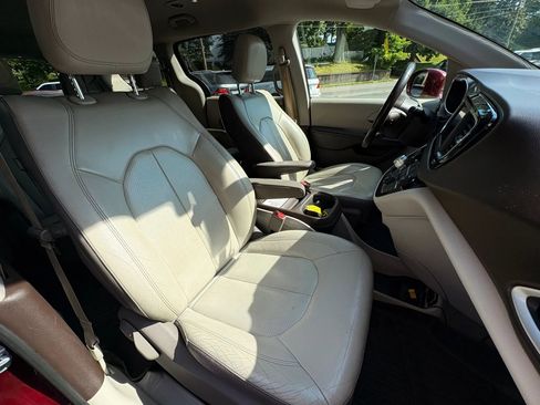 Used 2019 Chrysler Pacifica Touring-L FWD image 22