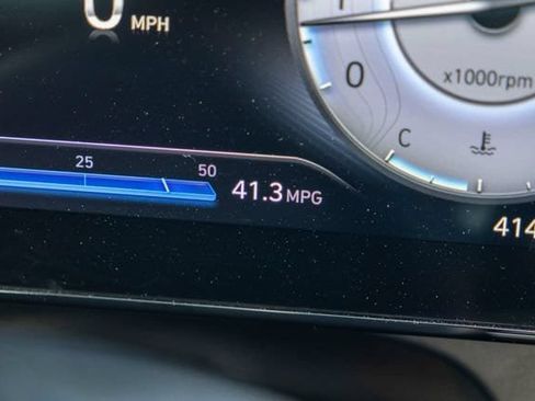 Used 2025 Hyundai Elantra SEL FWD image 23