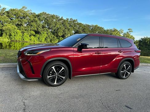 Used 2022 Toyota Highlander XSE FWD image 2