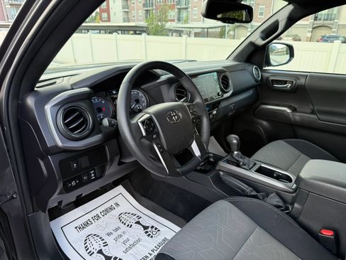 Used 2022 Toyota Tacoma TRD Off-Road w/ Technology Package AWD/4WD image 15