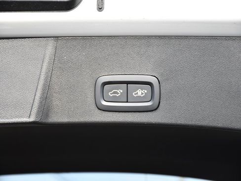 Certified 2025 Volvo XC40 B5 Plus image 23