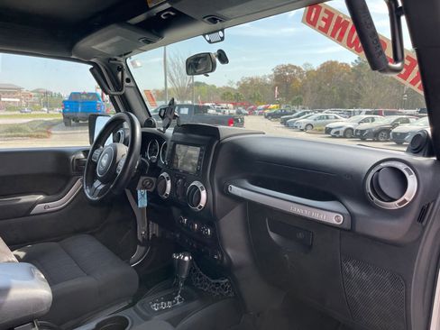 Used 2012 Jeep Wrangler Unlimited Sahara w/ Connectivity Group image 27