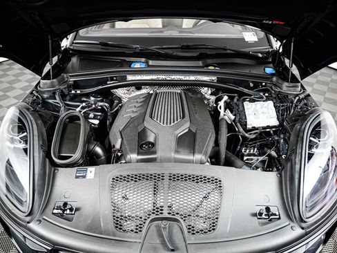 Certified 2026 Porsche Macan AWD/4WD image 12