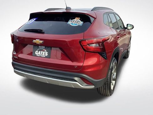 Used 2025 Chevrolet Trax LT w/ LT Convenience Package image 11