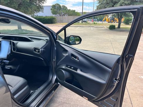 Used 2018 Toyota Prius Prime Premium image 12