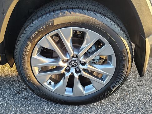 Used 2025 Toyota RAV4 XLE Premium image 8