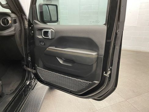 Certified 2025 Jeep Gladiator Mojave AWD/4WD image 23