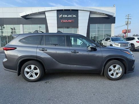 Used 2022 Toyota Highlander L image 2