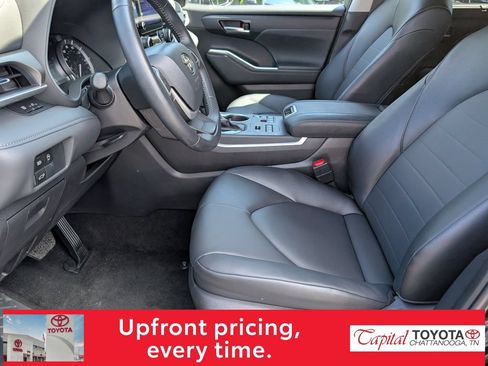 Used 2025 Toyota Highlander XLE AWD/4WD image 10