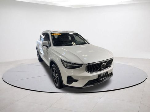 Used 2025 Volvo XC40 B5 Core image 4