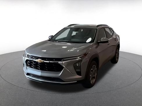 Used 2025 Chevrolet Trax LT FWD image 4