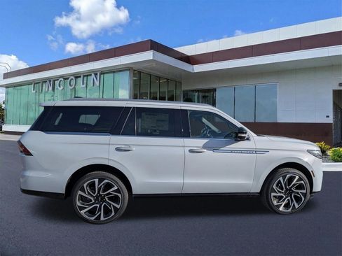New 2026 Lincoln Navigator Reserve image 3