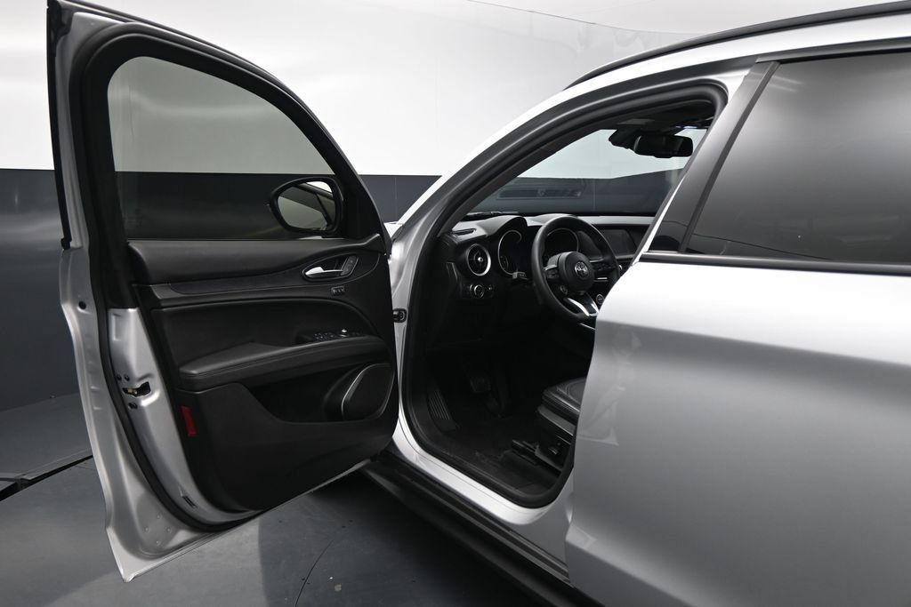 Used 2020 Alfa Romeo Stelvio w/ Nero Edizione RWD image 8