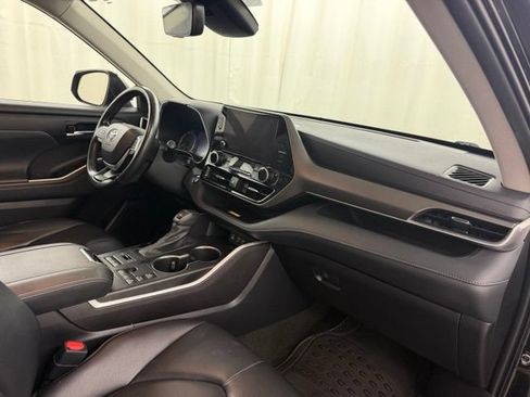 Used 2023 Toyota Highlander XLE AWD/4WD image 16