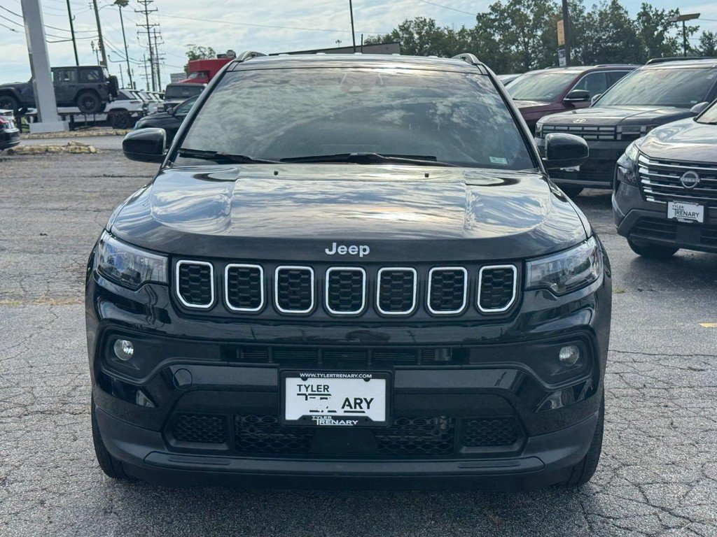 Used 2025 Jeep Compass Latitude w/ Convenience Group AWD/4WD image 9